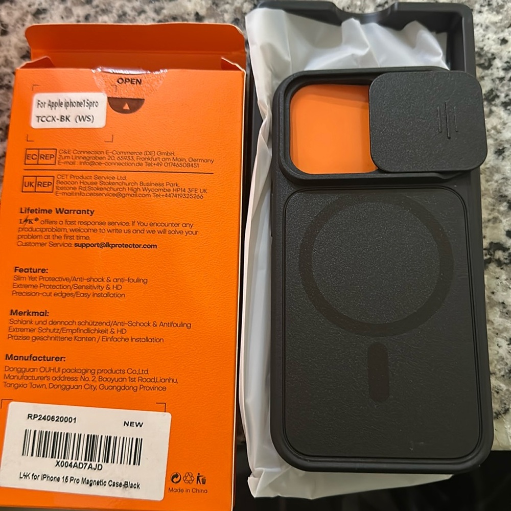 NWT apple iPhone 15 pro magnetic case with window close for camera - black